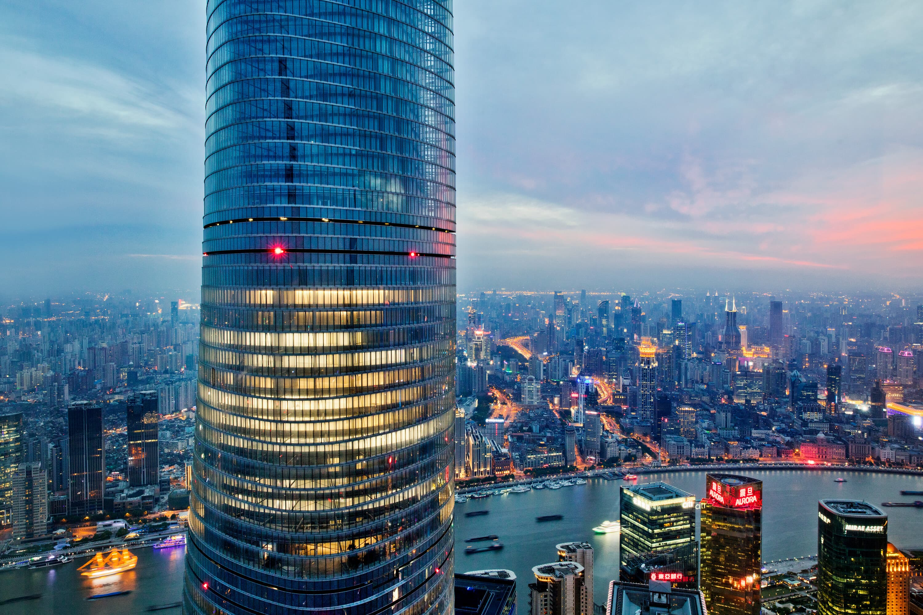 Shanghai skyline och finansdistrikt i skymningen
