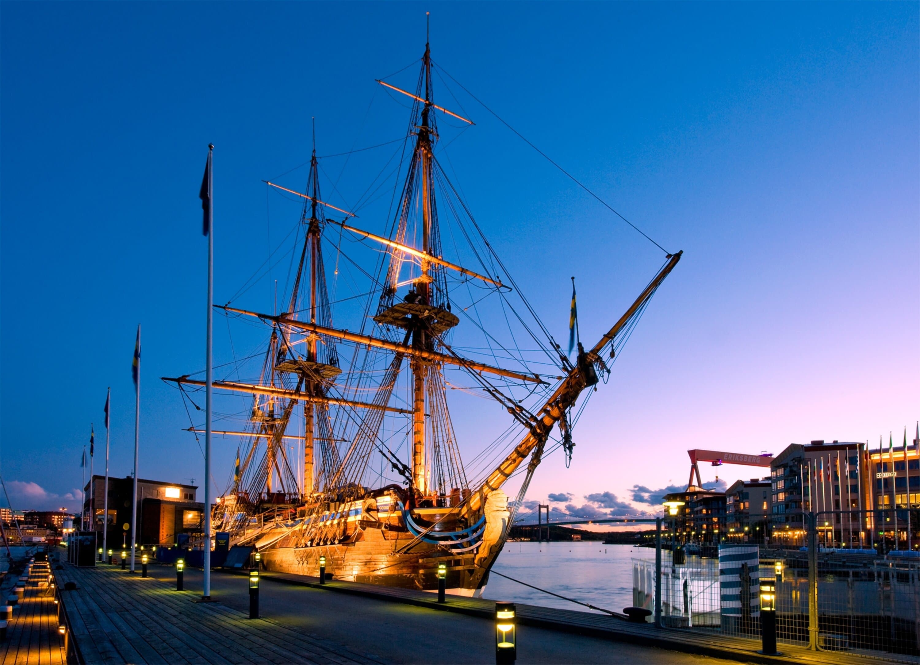 Ostindiefararen vid kaj under natten