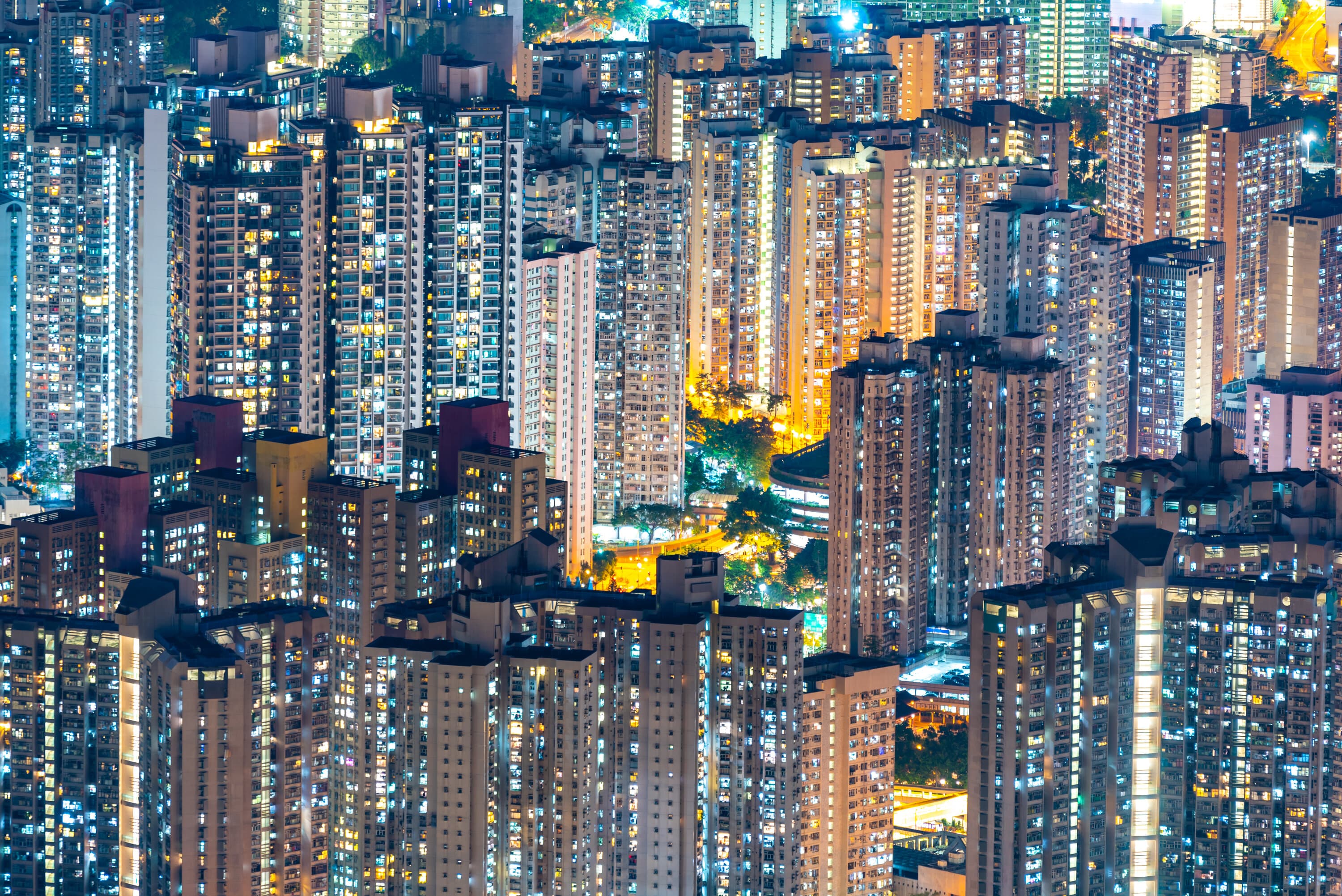Hongkong-stadsvy på natten visar lysande skyskrapor och urbant liv