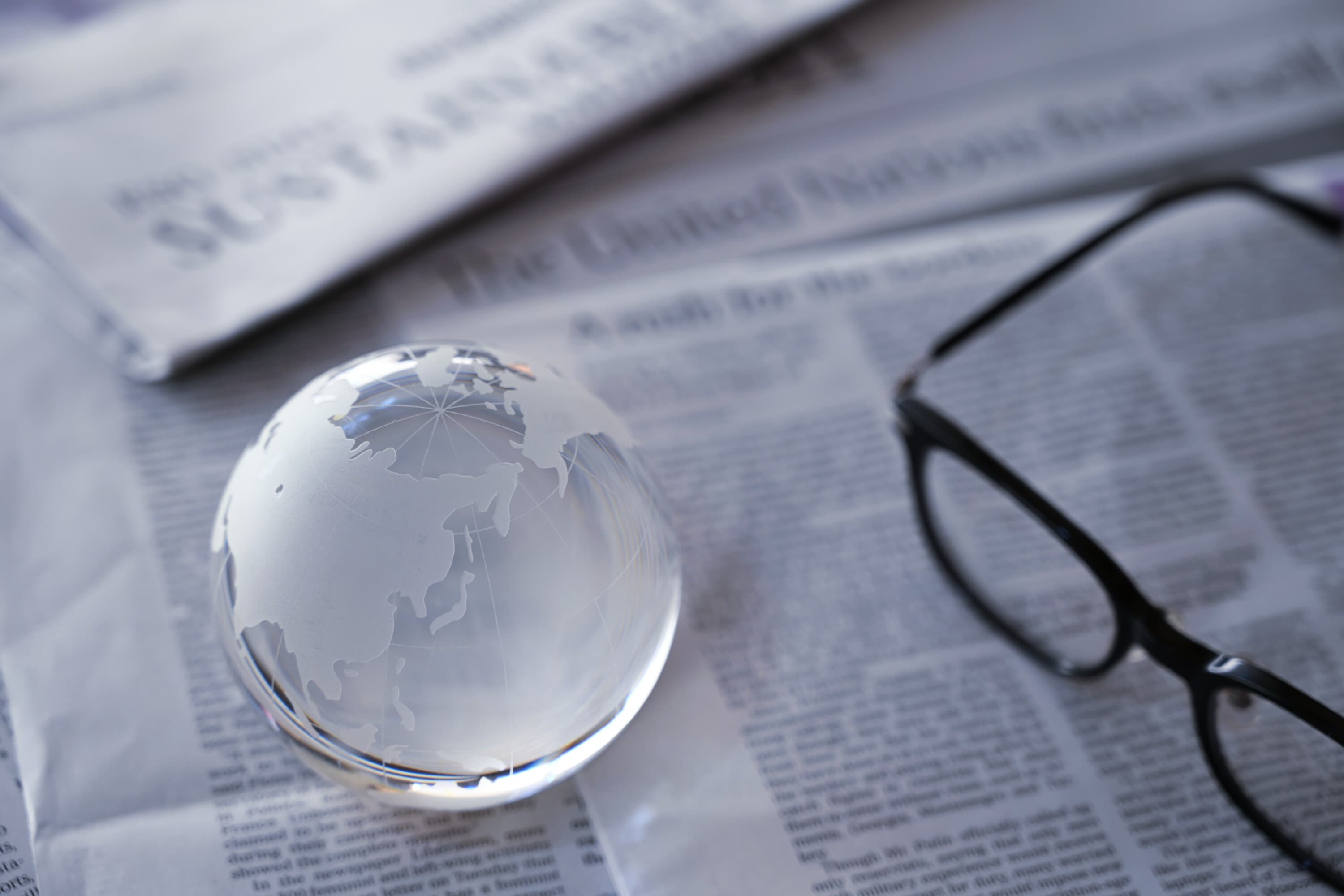 Glaskula som representerar global insikt och analys