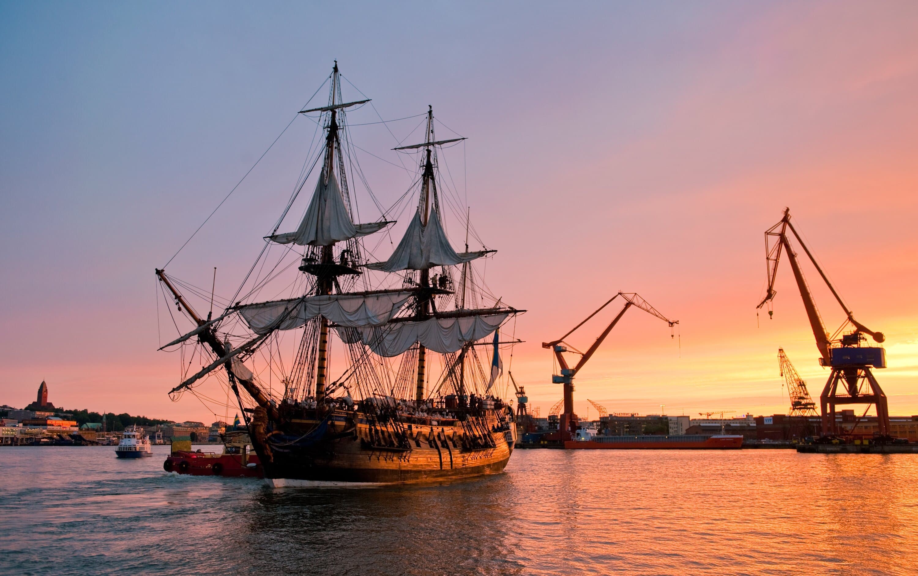 Soluppgång bakom Ostindiefararen Götheborg